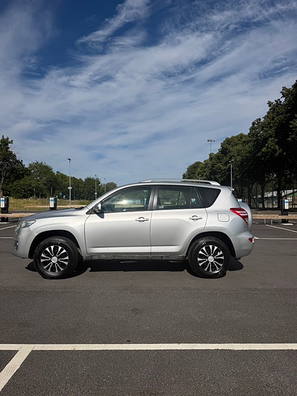 Toyota RAV4 2 of 8