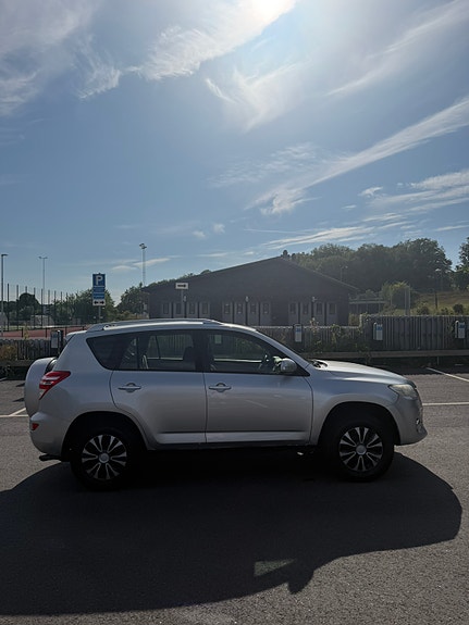 Toyota RAV4 4 of 8