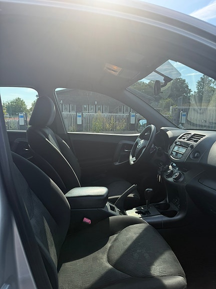 Toyota RAV4 6 of 8