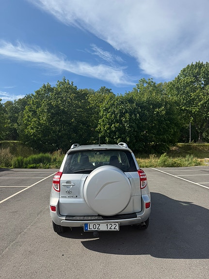 Toyota RAV4 3 of 8