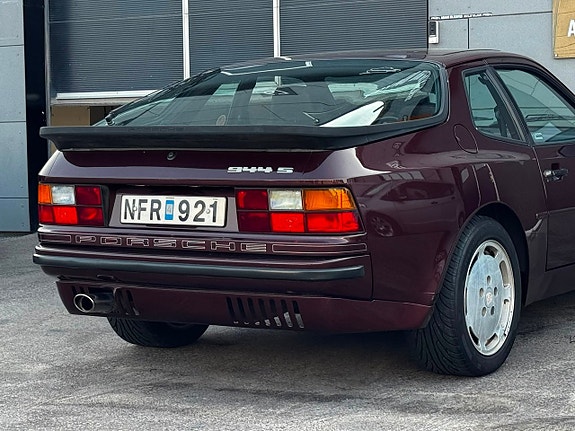 Porsche 944 7 of 18