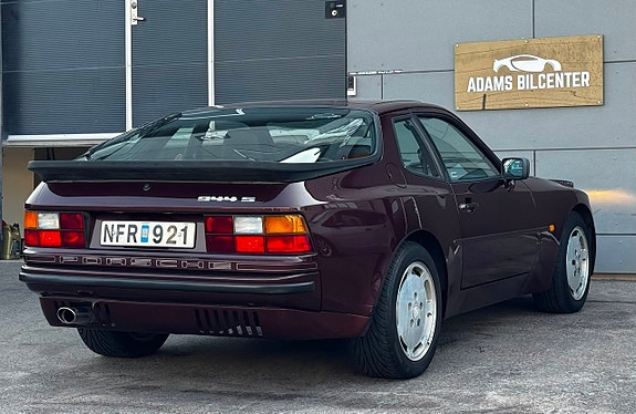 Porsche 944 9 of 18
