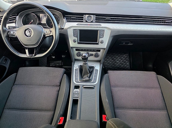 Volkswagen Passat 16 of 27