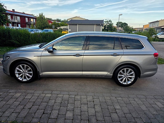 Volkswagen Passat 2 of 27
