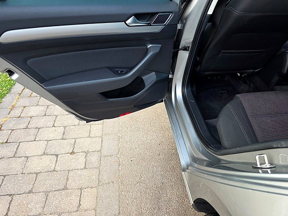 Volkswagen Passat 21 of 27