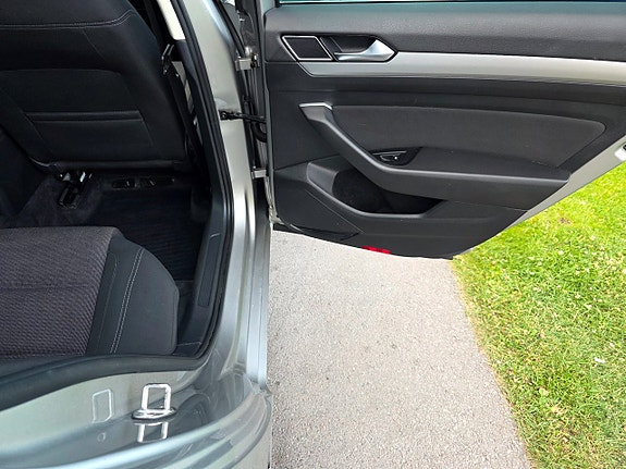 Volkswagen Passat 20 of 27