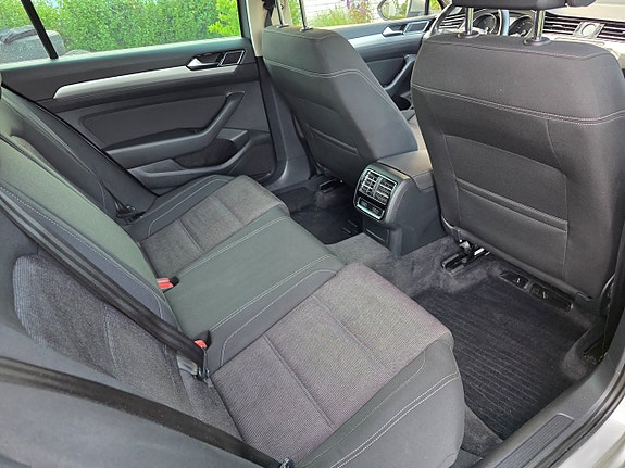 Volkswagen Passat 18 of 27