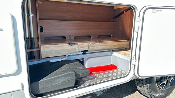 LMC T 712 Blackline Cruiser , Alde, Långbädd 18 of 30