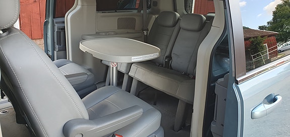 Chrysler Town & Country 7 of 18