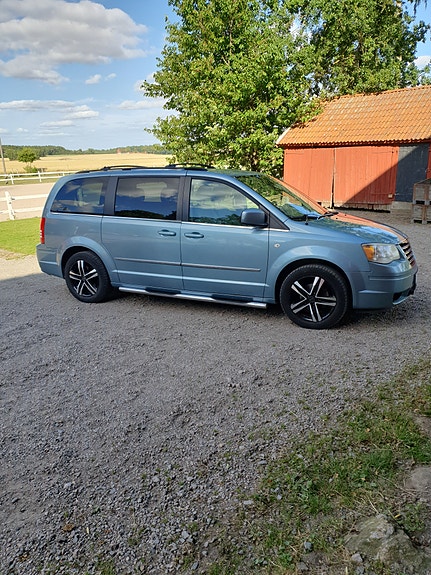 Chrysler Town & Country 3 of 18