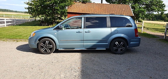 Chrysler Town & Country 17 of 18
