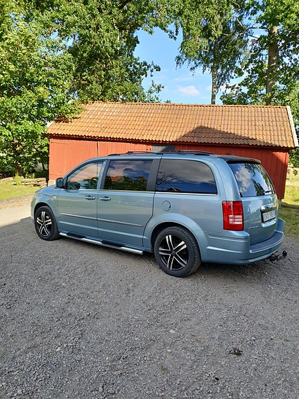 Chrysler Town & Country 2 of 18