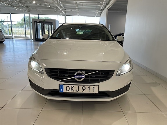 Volvo V60 2 of 21
