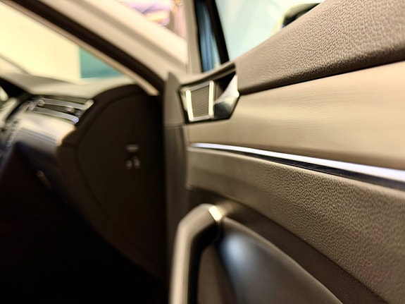 Volkswagen Passat 13 of 30
