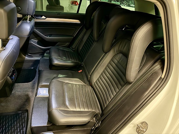 Volkswagen Passat 11 of 30