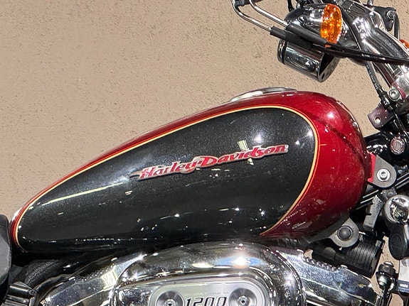 Harley-Davidson SPORTSTER 1200 CUSTOM 2 of 7