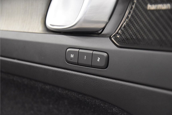 Volvo XC40 17 of 27