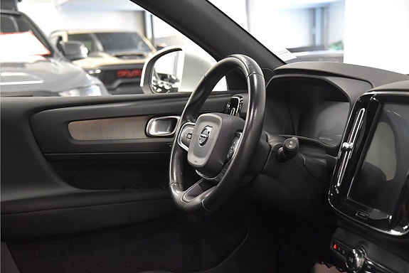 Volvo XC40 8 of 27