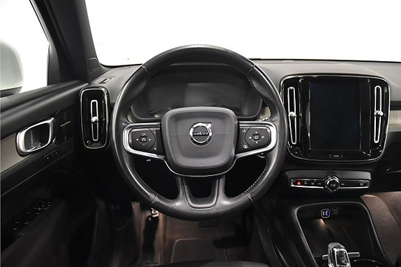 Volvo XC40 2 of 27