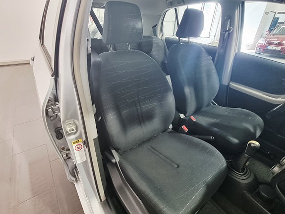 Toyota Yaris 16 of 18