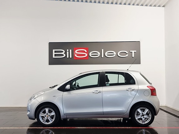 Toyota Yaris 2 of 18
