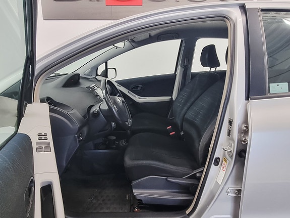 Toyota Yaris 5 of 18