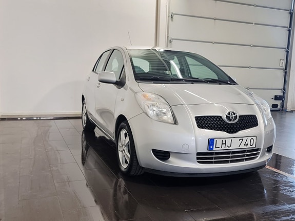 Toyota Yaris 4 of 18