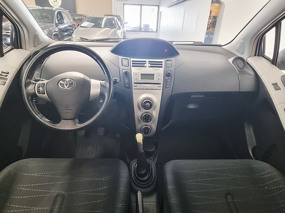 Toyota Yaris 11 of 18