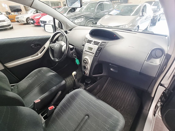 Toyota Yaris 15 of 18
