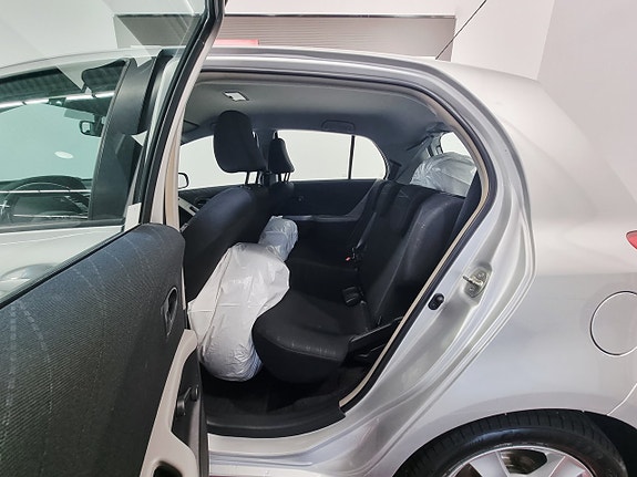 Toyota Yaris 8 of 18