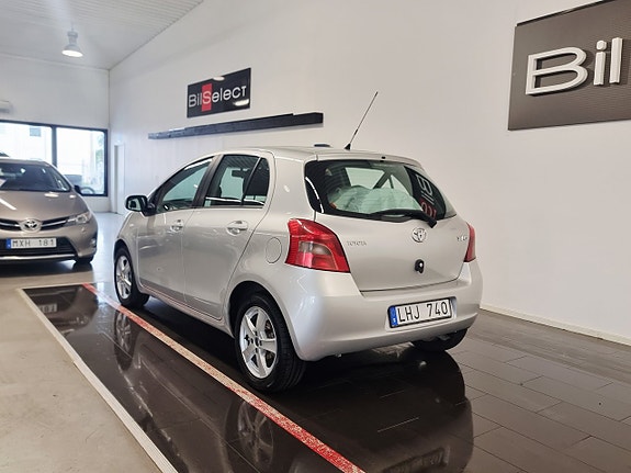 Toyota Yaris 12 of 18