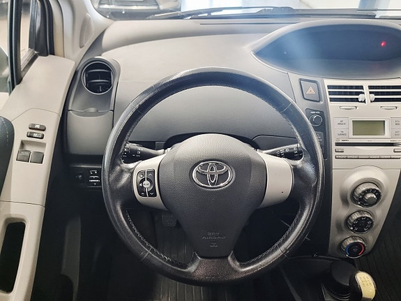 Toyota Yaris 10 of 18