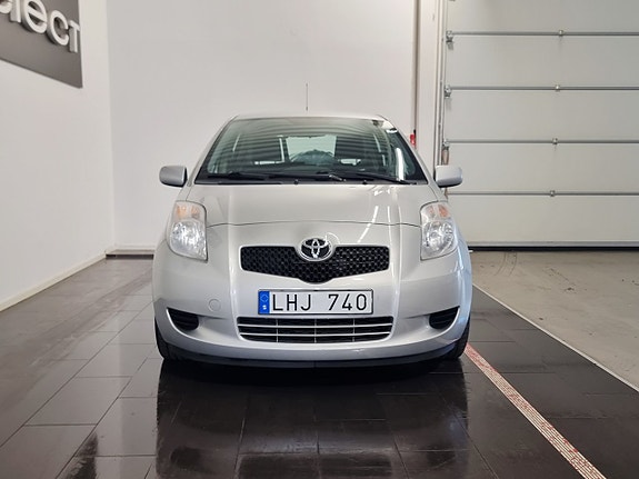 Toyota Yaris 3 of 18