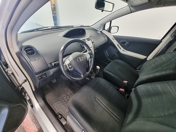 Toyota Yaris 7 of 18