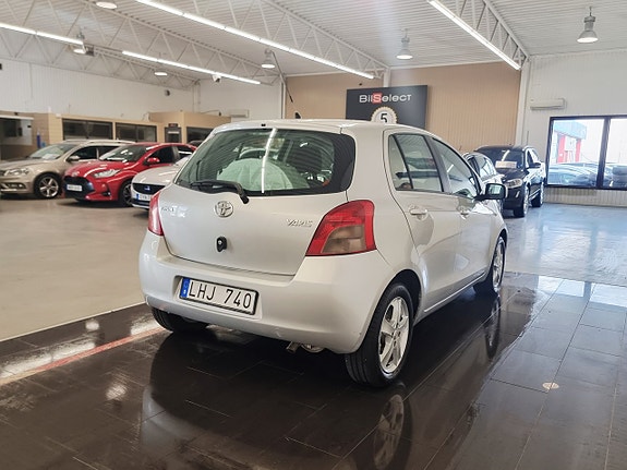 Toyota Yaris 13 of 18