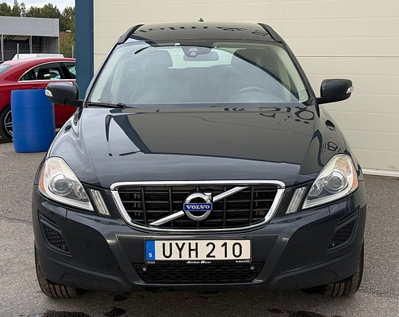 Volvo XC60 2 of 18