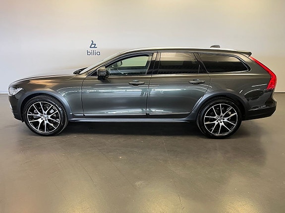 Volvo V90 Cross Country 2 of 14