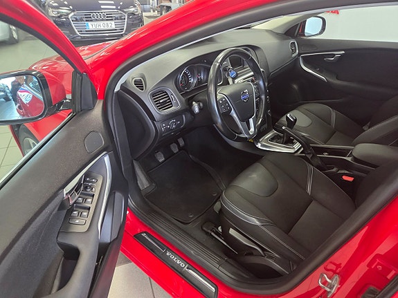 Volvo V40 2 of 20