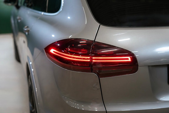 Porsche Cayenne S 10 of 29