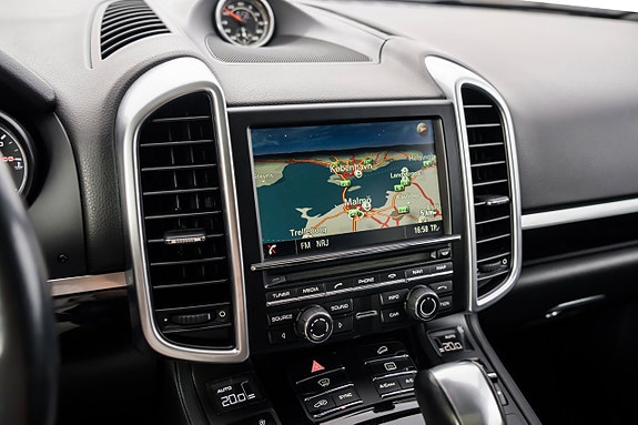Porsche Cayenne S 17 of 29