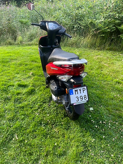 Honda Vision 3 of 8