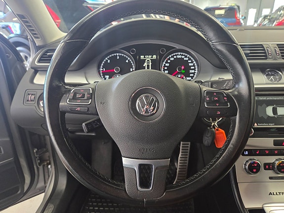 Volkswagen Passat Alltrack 19 of 25