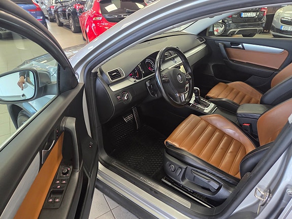 Volkswagen Passat Alltrack 2 of 25