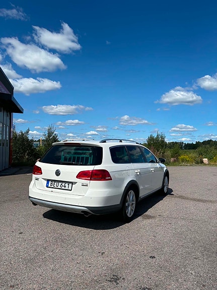 Volkswagen Passat Alltrack 3 of 6