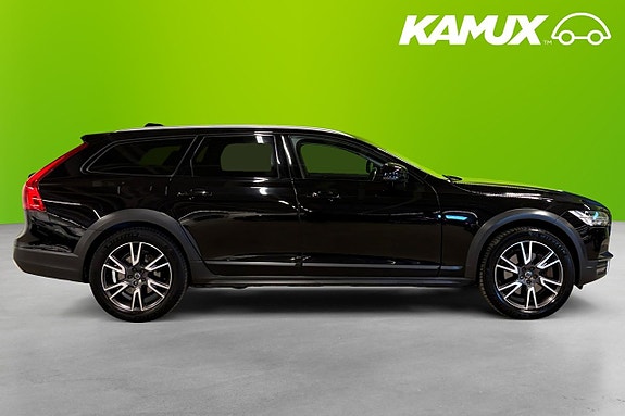 Volvo V90 Cross Country 2 of 26