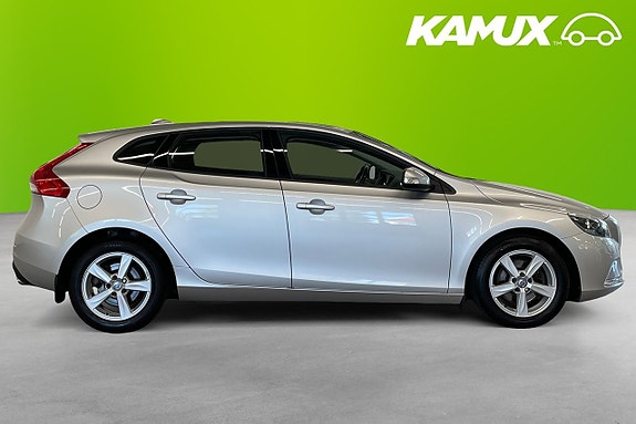 Volvo V40 2 of 22