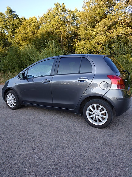 Toyota Yaris 4 of 12
