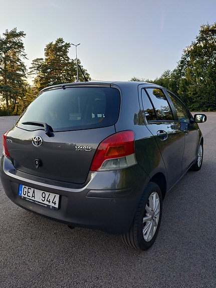 Toyota Yaris 3 of 12