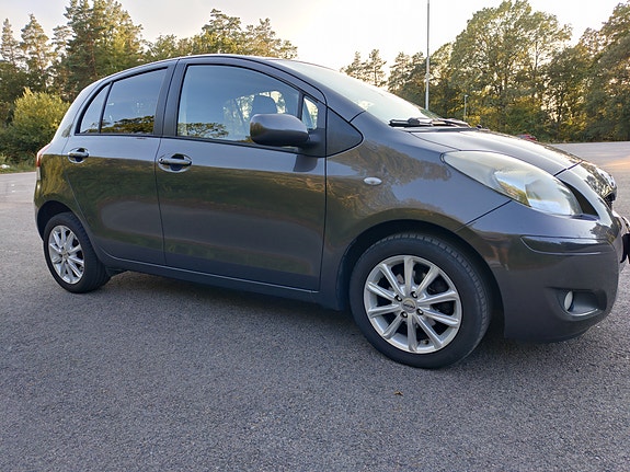 Toyota Yaris 2 of 12