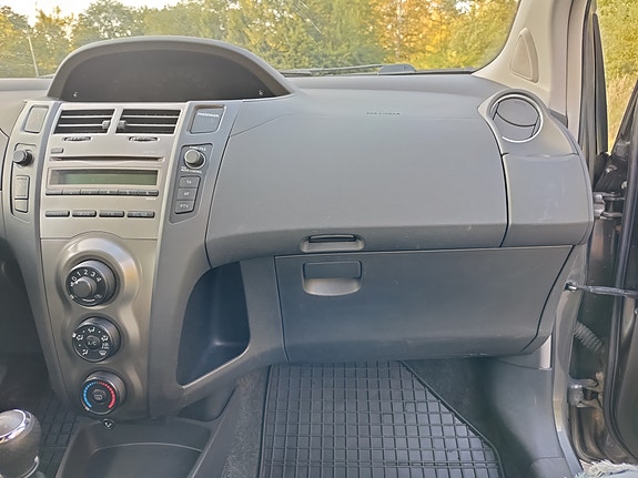 Toyota Yaris 10 of 12